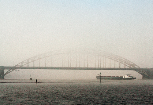 waalbrug of "de mist in"